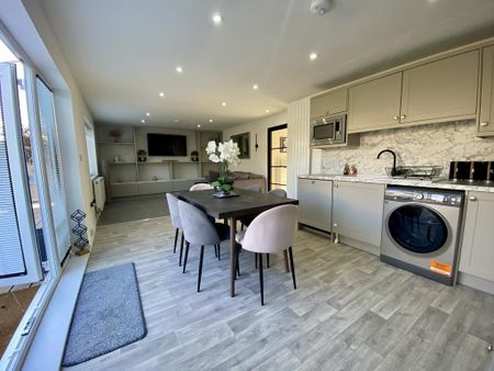 3 bedroom detached bungalow to rent - Photo 2