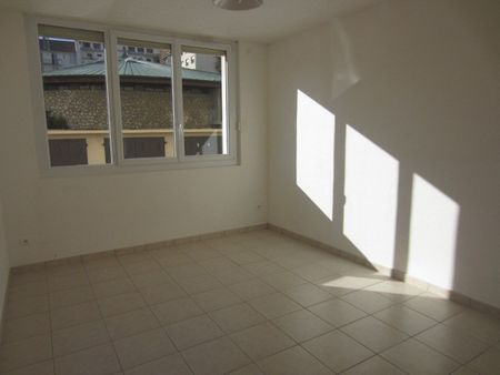 Location Appartement 3 pièces 66m² CHAMBERY 73000 - Photo 2