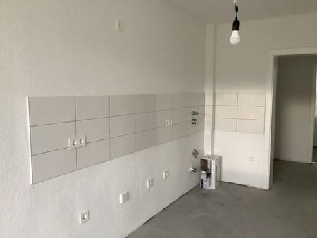 Teilsanierte - 2-Zimmer-Wohnung mit Balkon - Photo 2