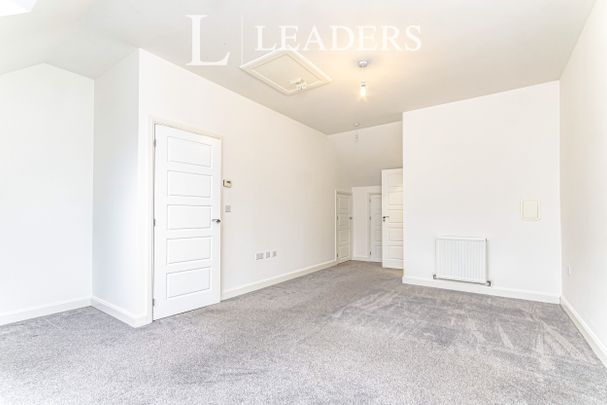 4 bedroom link detached to rent Bedivere Road, Ifield - Photo 1