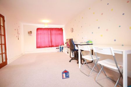 3 bedroom flat to rent - Photo 3