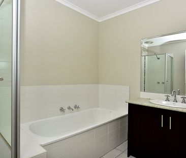 Charming 3-Bedroom Townhouse in Prime Keysborough Location - Photo 6