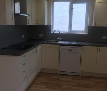 3 Bed Semi-Detached House, Warren Avenue, SO16 - Photo 1