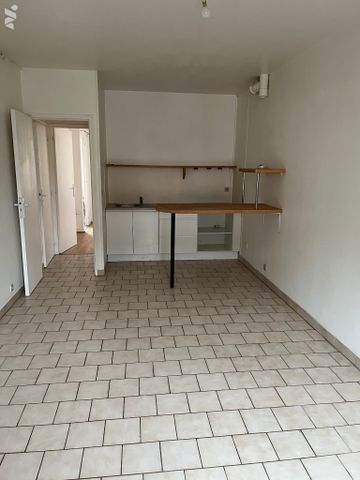 Un appartement comprenant 1 salon avec coin cuisine, 1 chambre, 1 SDB et 1 WC. 1 cave. - Photo 2