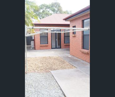 Lovely low maintenance 2 bedroom house in convenient location - Photo 5
