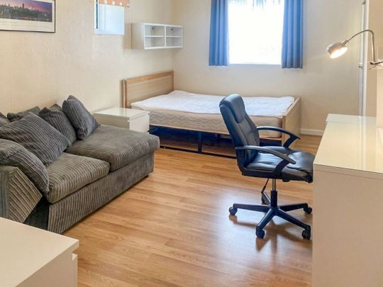 4 bedroom flat to rent - Photo 1