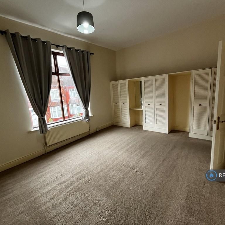 4 bedroom semi-detached house to rent - Photo 1
