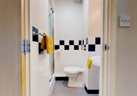 Silver En Suite - Photo 5