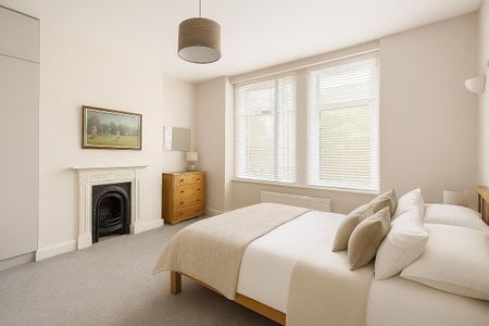 Presenting a stylish 2 bedroom flat offering an attractive opportunity for those seeking a balanced lifestyle in one of London's most dynamic neighbourhoods. - Photo 2