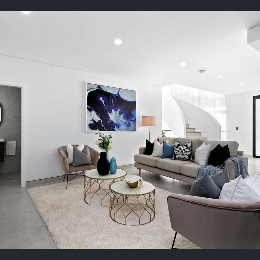 Architectural Elegance Meets Modern Luxury - Photo 1