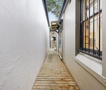 Recently Renovated 3 bedroom terrace house in fantastic location - Photo 3