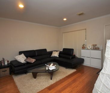 Three bedroom townhouse in great location - Photo 1