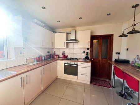 4 bedroom semi-detached house to rent - Photo 3
