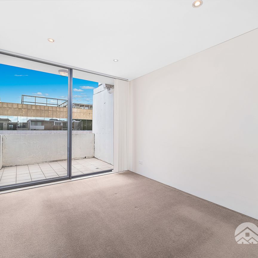 Spacious, convenient top floor 2 bedroom apartment with 2 balconies! - Photo 1