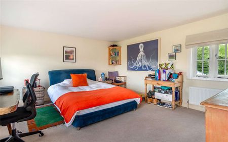 Character family home in a village setting - Photo 3