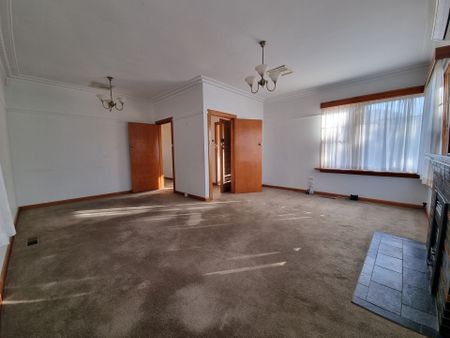 Perfect Family Home with Exceptional Rear Gardens - Photo 3