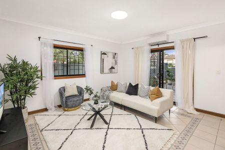 Three Bedroom Corner Block Residence close to everything - Photo 5