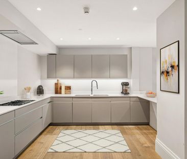 Beautiful three bedroom maisonette with a private landscaped garden, concierge, parking and residents' gym in a landmark Chelsea development. - Photo 1
