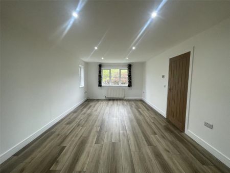 4 bedroom detached house to rent - Photo 2