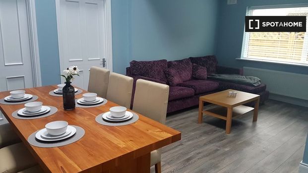 Room in shared 4-bedroom flat for rent in Whitehall, Dublin - Photo 1