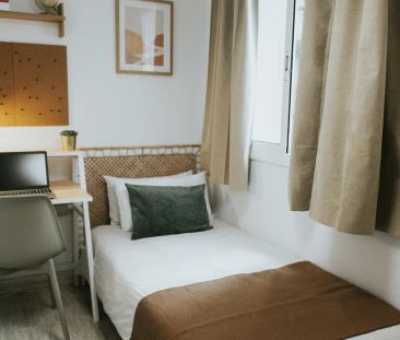 Room in a shared 4-bedroom apartment for rent in El Gòtic. - Photo 2
