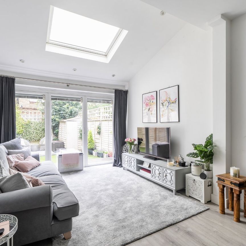 Westview Close, Neasden, London, NW10 - Photo 1