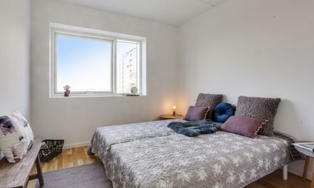 Velbeliggende 3 værelses seniorbolig med stort badeværelse, privat altan og godt fællesskab - Photo 3