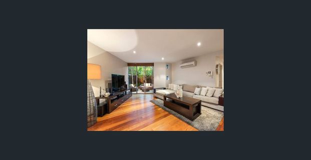 Spacious Two-Bedroom Apartment with Courtyard in a Quiet Complex - Photo 1