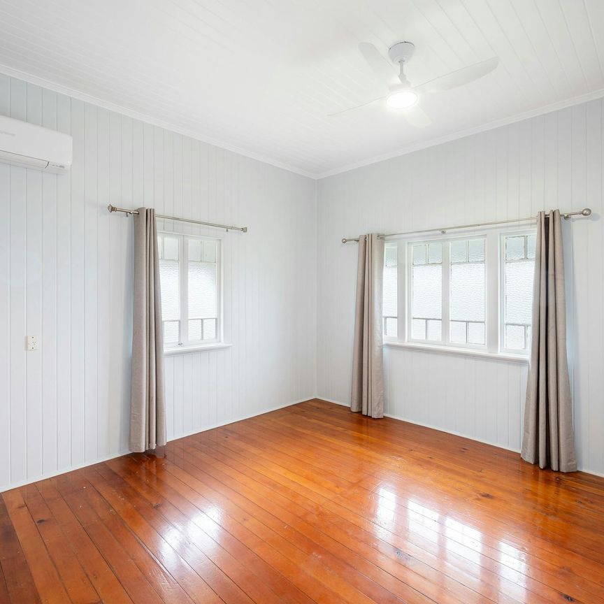 LARGE 4 BEDROOM HOME WITH LOTS OF CHARACTER AND CHARM WITH STUNNING VIEWS OF GLADSTONE CITY - Photo 1