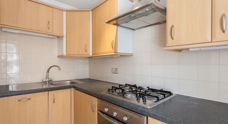 A bright 1 bedroom apartment located on the 2nd floor (walk-up) in a period conversion moments from Hyde Park. - Photo 5