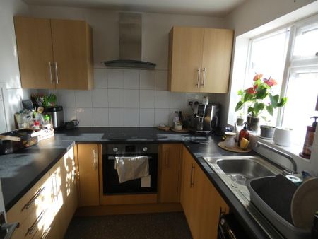 2 bedroom end of terrace house to rent - Photo 4