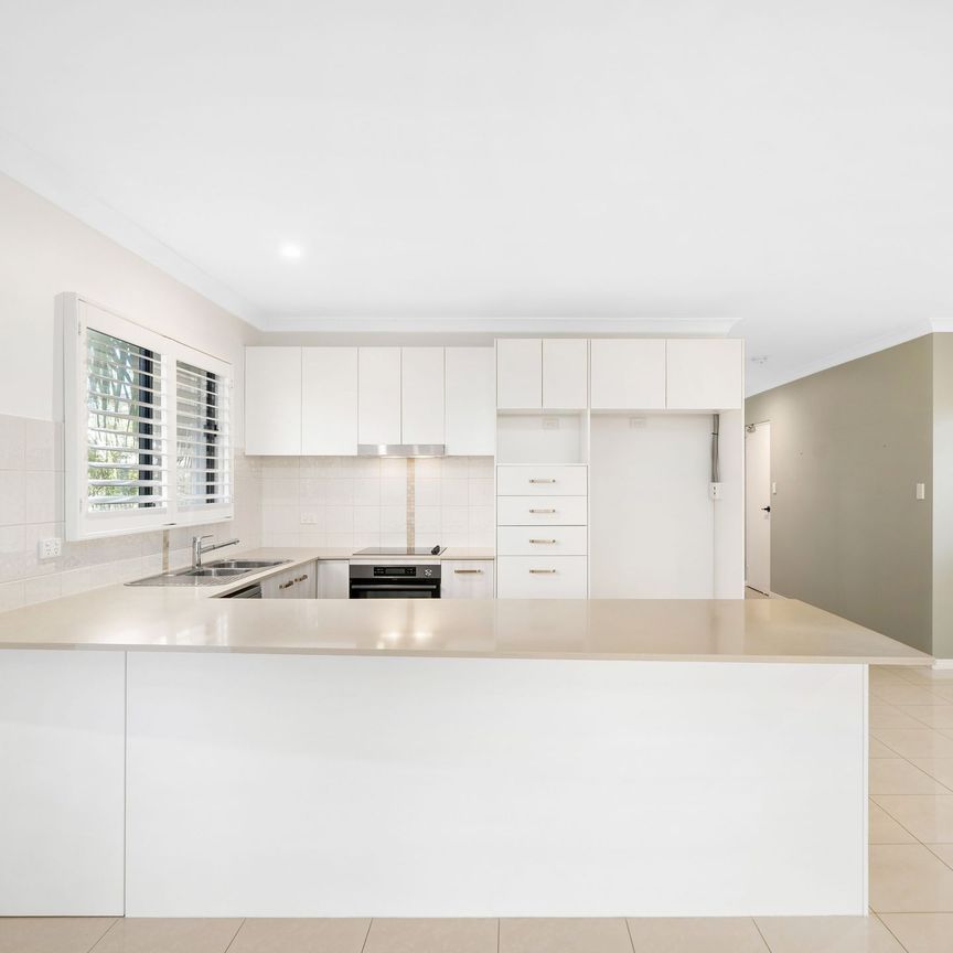 Top-Floor Living in a Boutique Complex – Walk to Scarborough Seaside Village - Photo 1