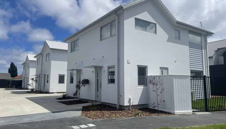 Near new two bedroom townhouse! - Photo 5