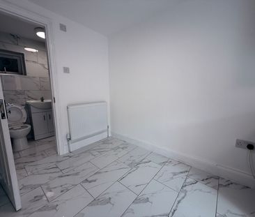 Two bedroom Annex flat ideal for two students-£1600 pcm - Photo 1