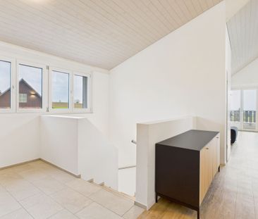 Modern 3.5-room penthouse apartment with balcony in Hildisrieden - Photo 1