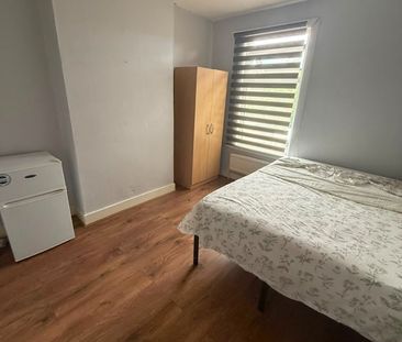 Room in a Shared House, Strode Road, N17 - Photo 3
