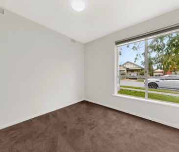 Renovated Two-Bedroom Gem in the Heart of Essendon - Photo 3