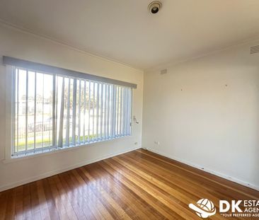 Conveniently Located in St Albans - Photo 4