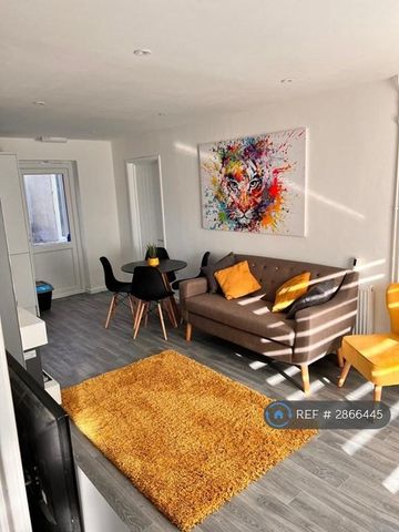 1 bedroom in a house share to rent - Photo 3
