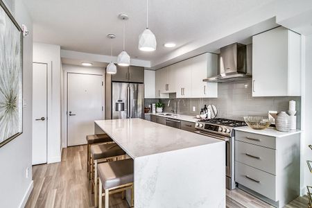 2107 34th Ave SW, Calgary - Photo 2