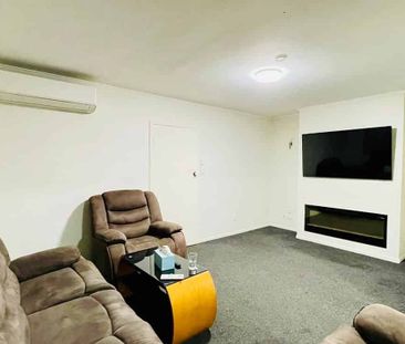 4 Bedroom Home next to RESERVE in PAPAKURA! - Photo 1
