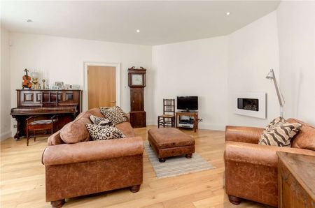 Handsome three storey, unfurnished, four en-suite bedroom mews house with integrated garage. - Photo 2