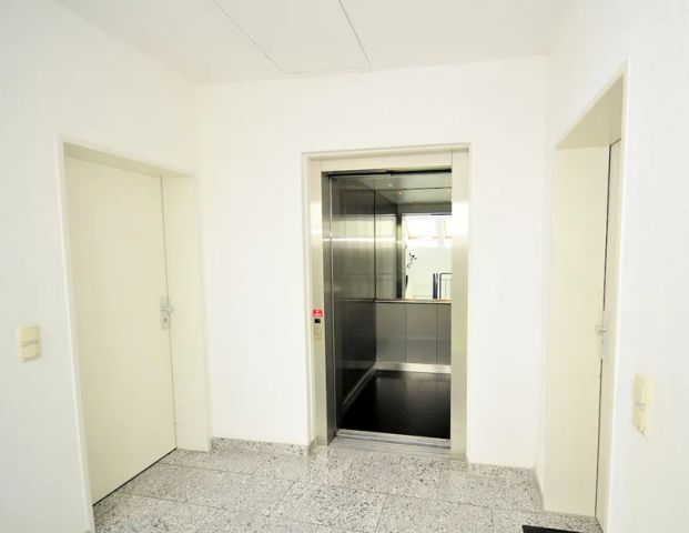 Schicke, helle Wohnung mit Südbalkon, Aufzug und Einbauküche - Photo 1