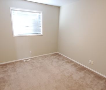 2 Bedroom Duplex in Sylvan Lake w/ Garage - Photo 3