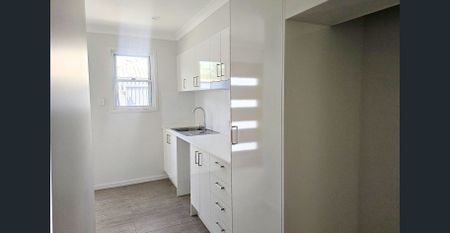 Spacious Dual-Level Family Home with 6 Bedrooms – Newly Renovated Downstairs - Photo 2