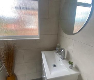 4 bedroom semi-detached house to rent - Photo 4