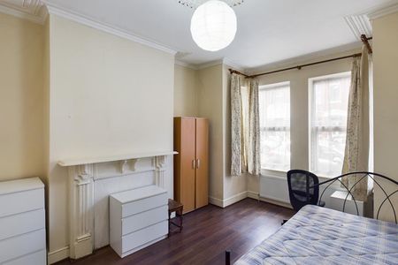 4 bedroom House To Let - Photo 2