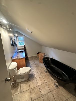 House Upper Suite 3 bed 2.5 bath (Bowser) - Photo 1