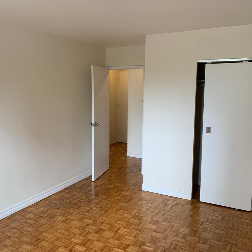 482 Cambridge Street N, Ottawa, Ontario - Photo 1