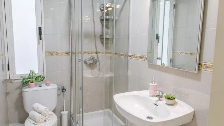 Beautiful room with double bed for rent in Delicias - Photo 3